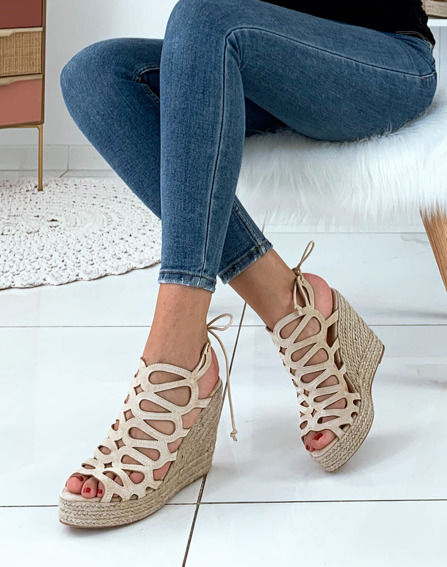 Compensées beiges suédines ouvertes à lacets derrière cheville