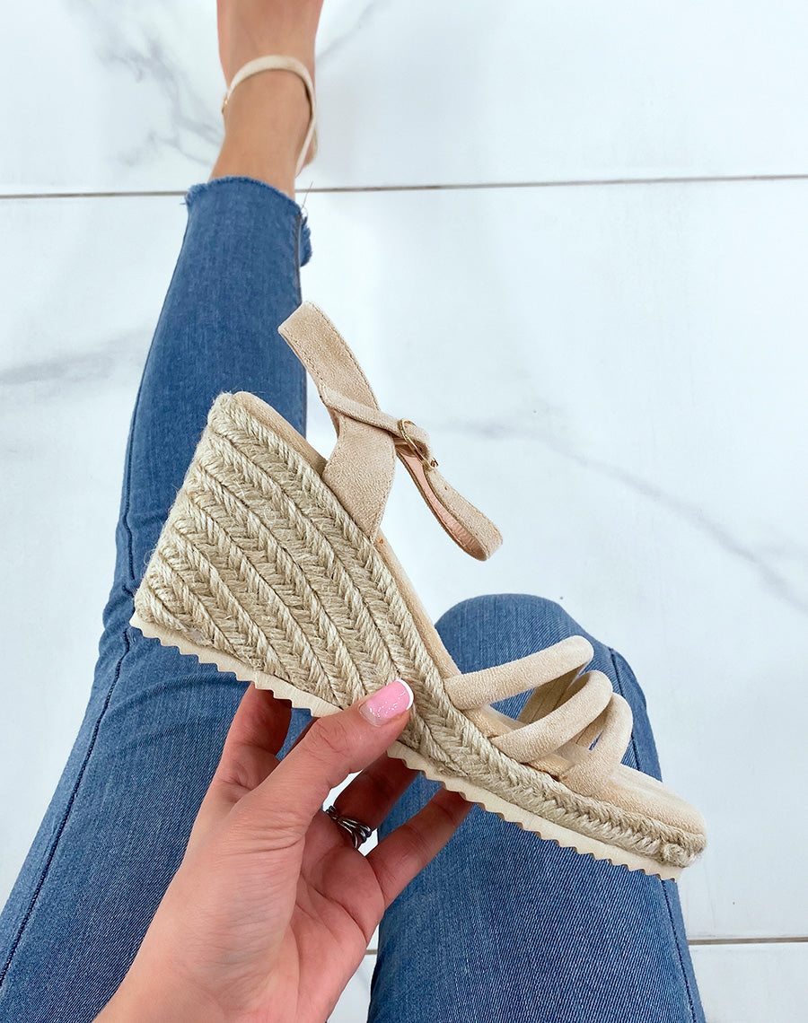 Compensées beiges à triple brides et talon carré