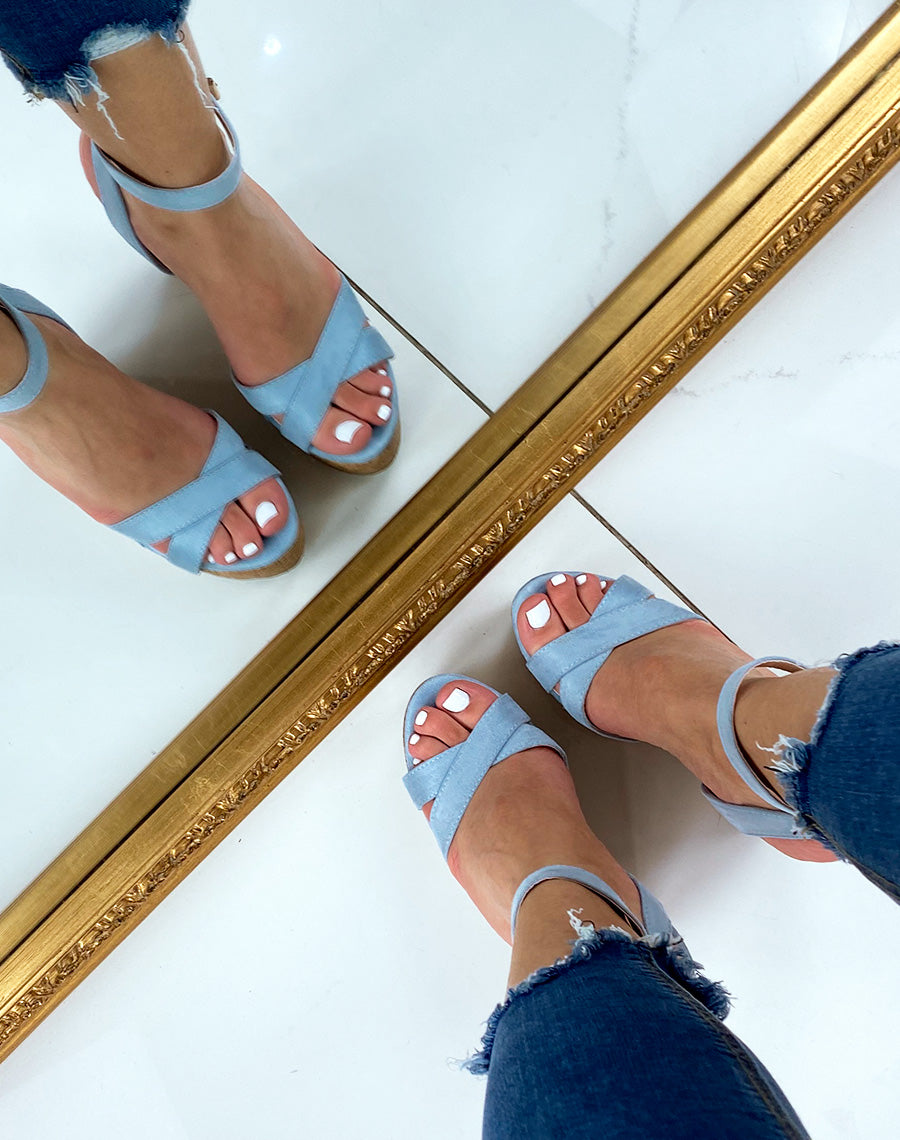 Compensées bleu pastel en suédine à brides croisées