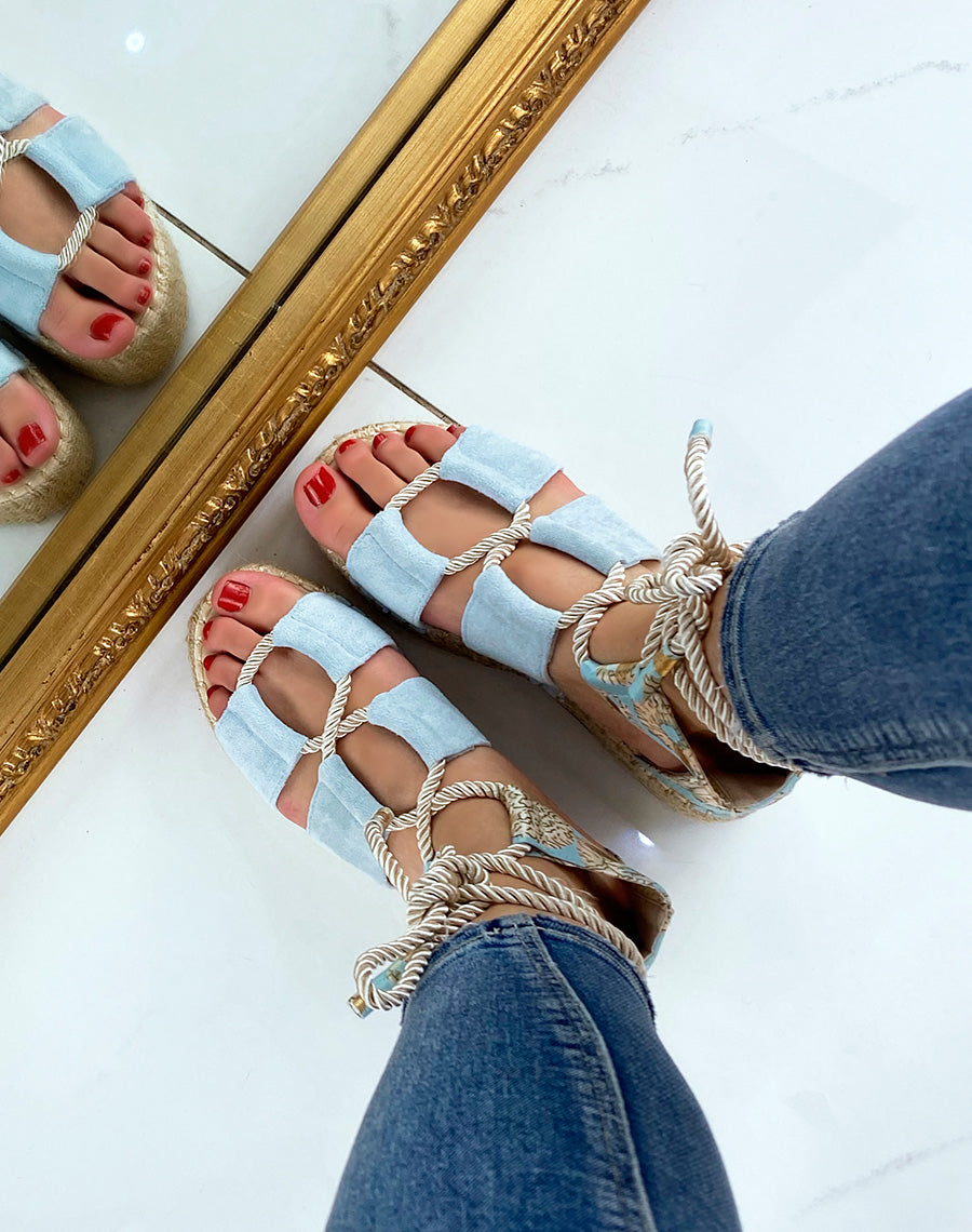 Compensées bleues à motifs asymétriques à lacet et semelle en toile de jute