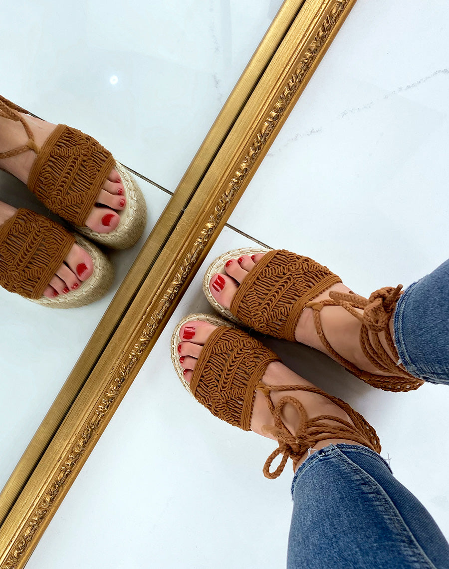 Compensées camel à détails brodés