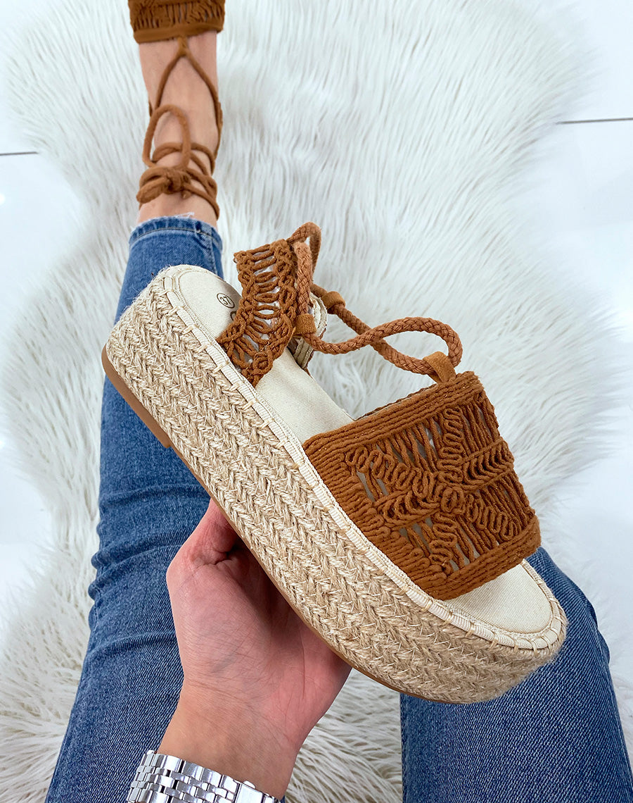 Compensées camel à détails brodés