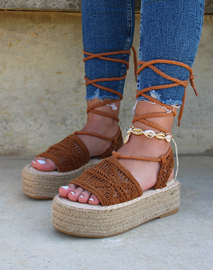 Compensées camel à détails brodés