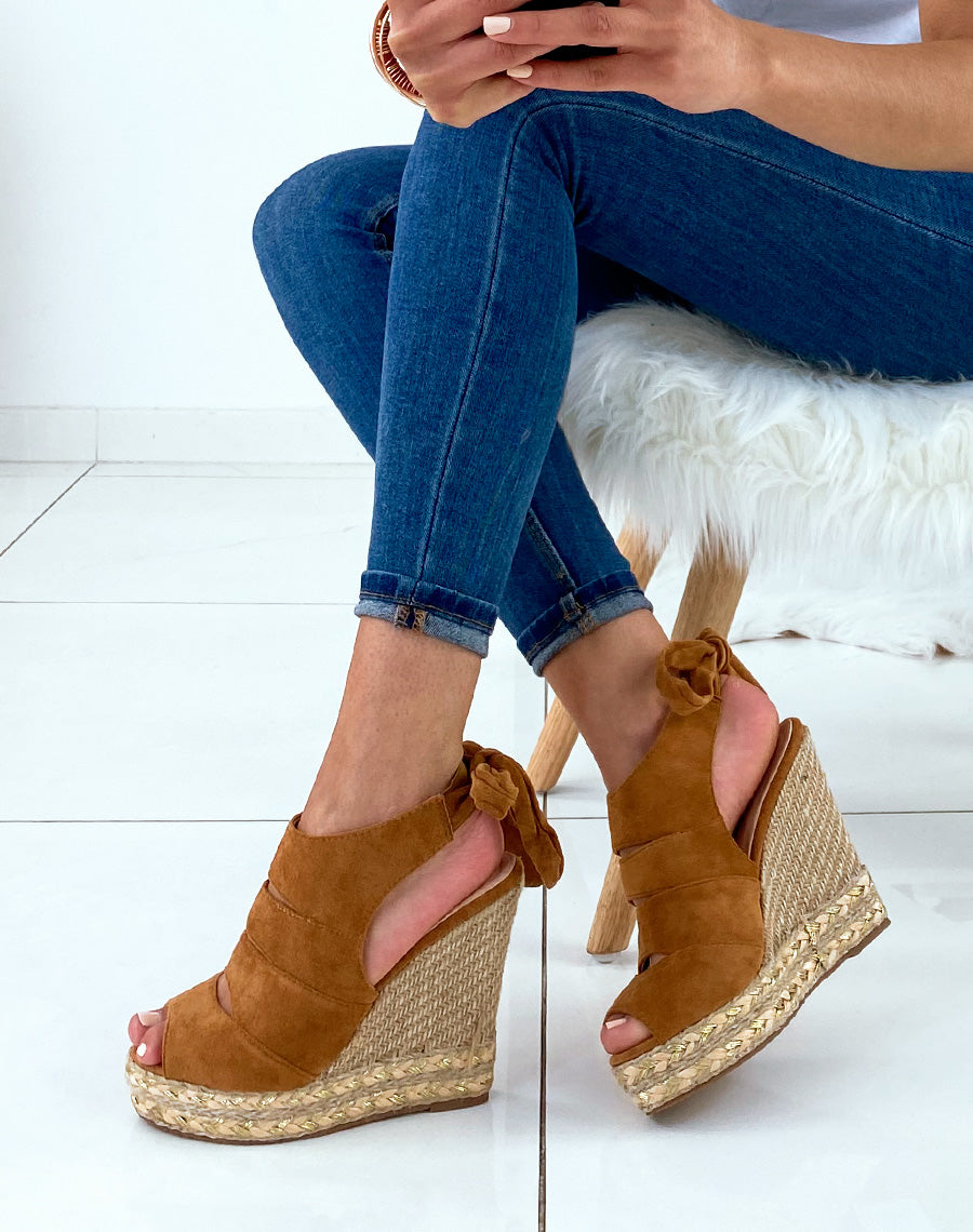 Compensées camel fermées avec bride à nouer