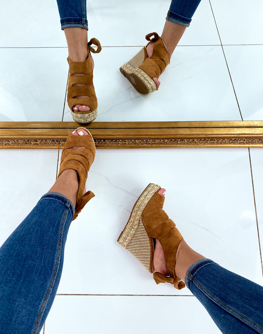 Compensées camel fermées avec bride à nouer