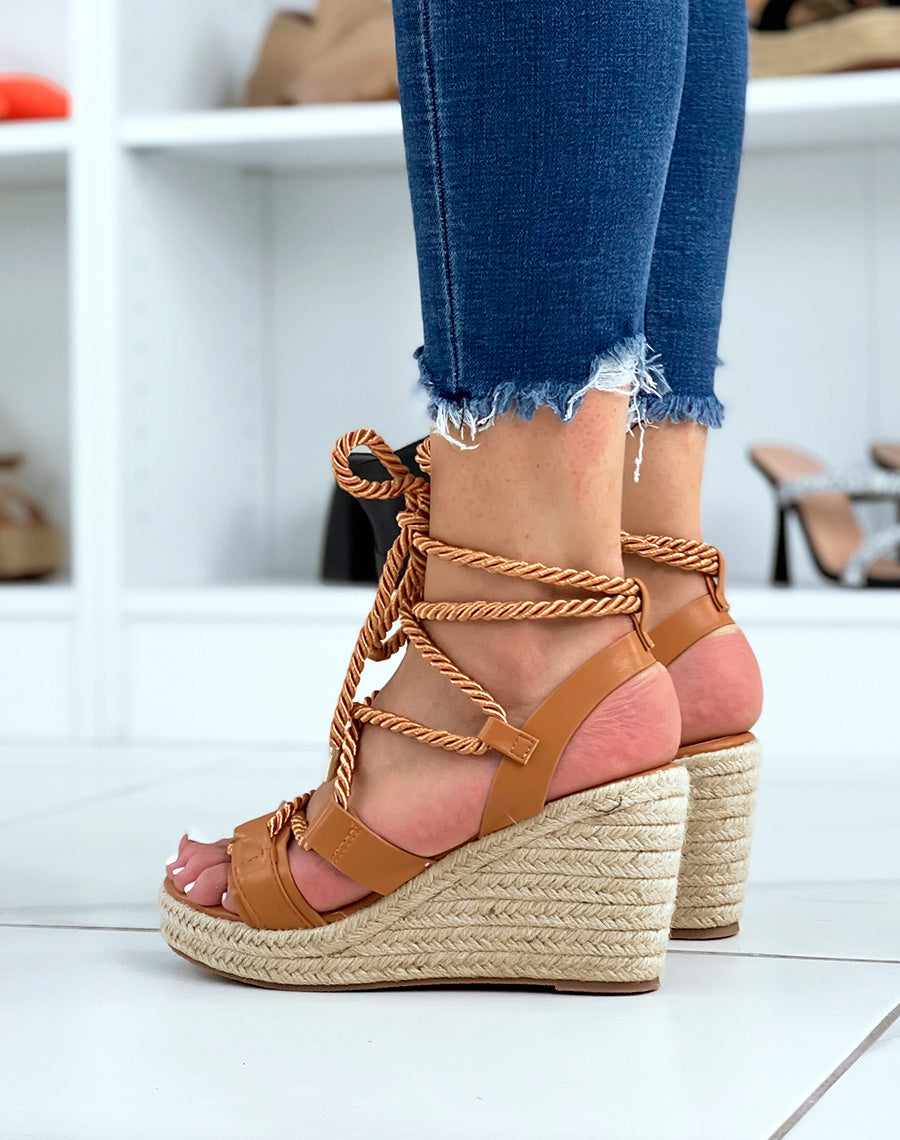 Compensées camel lacées semelle en toile de jute