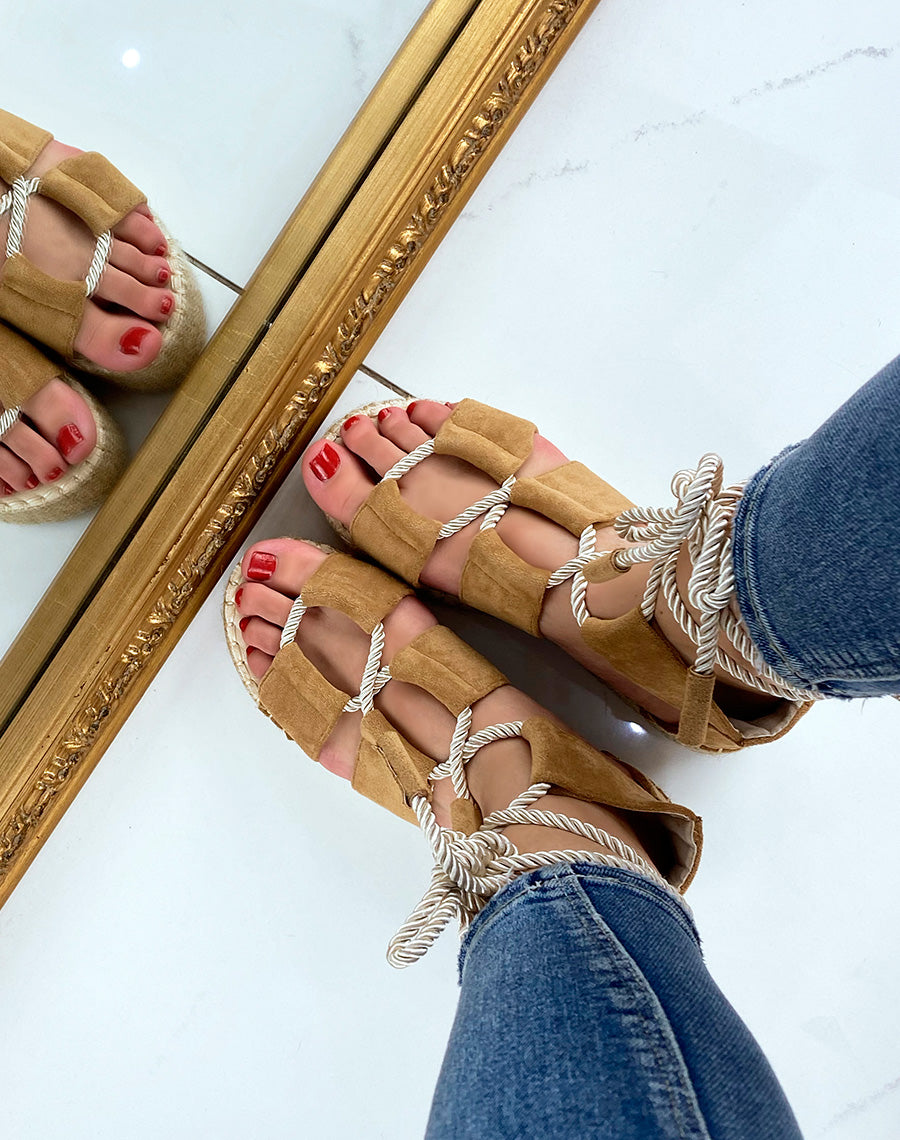 Compensées camel à lacet et semelle en toile de jute