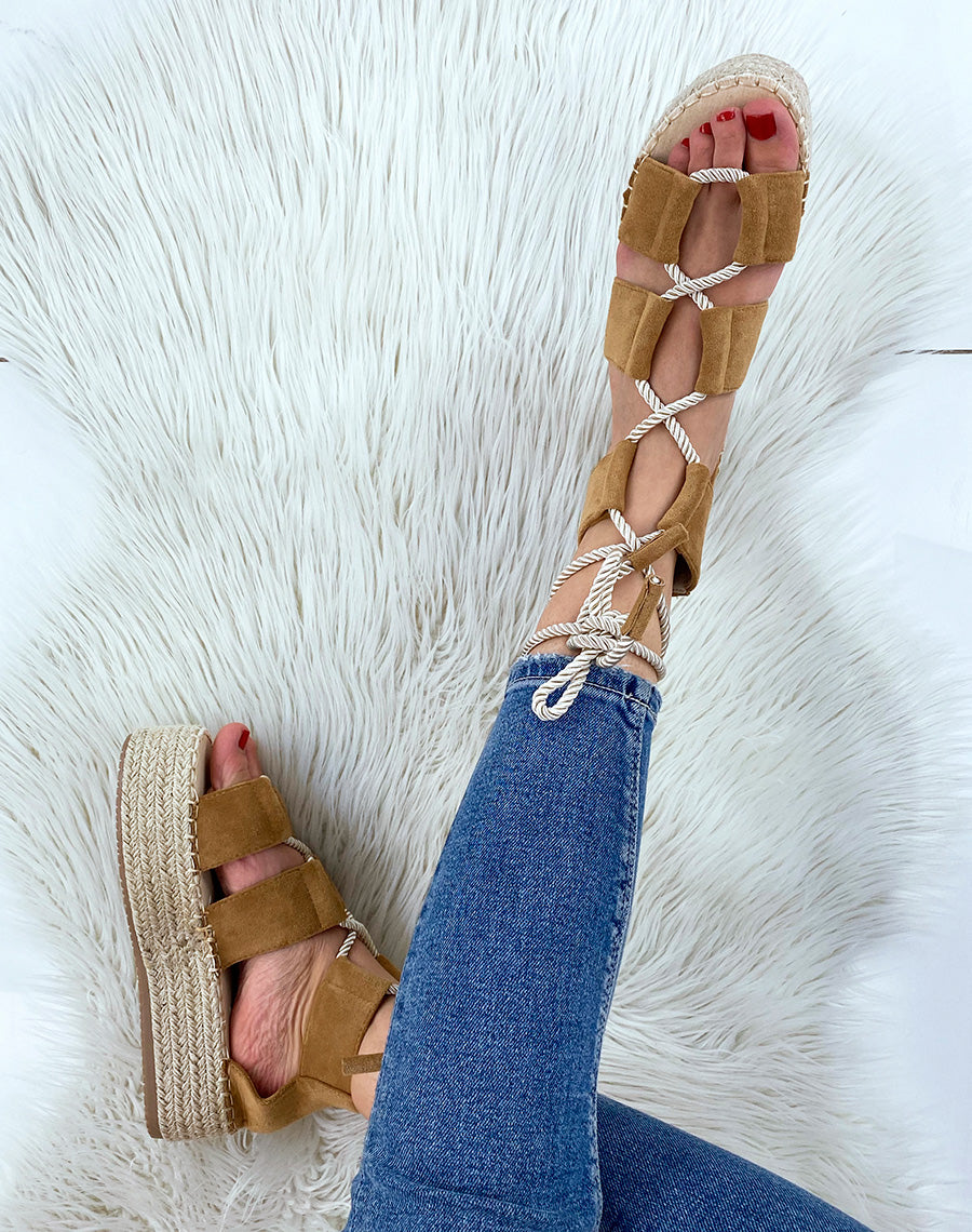 Compensées camel à lacet et semelle en toile de jute