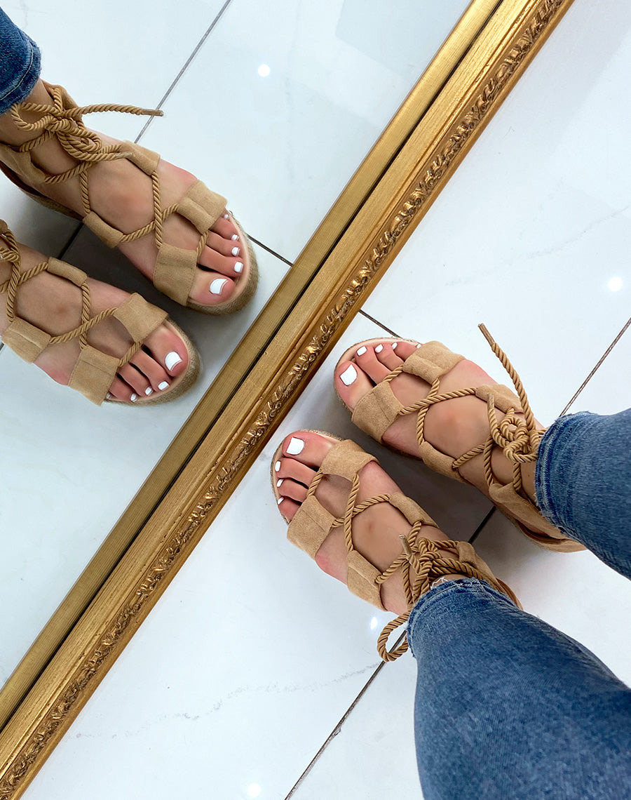 Compensées camel à longues lanières et multiples brides