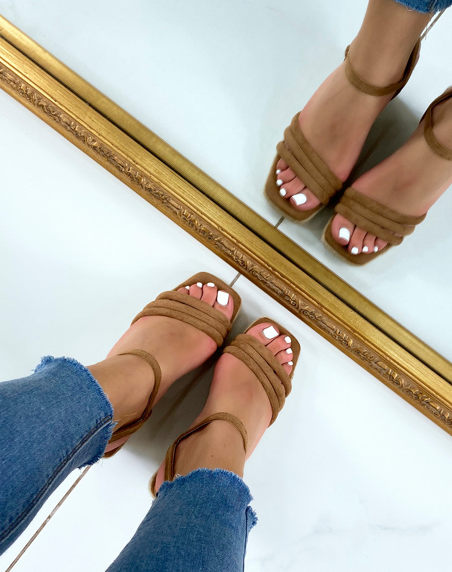 Compensées camel à triple brides et talon carré