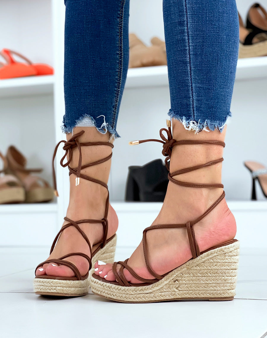 Compensées chocolat à fine lanières et lacets entrecroisés