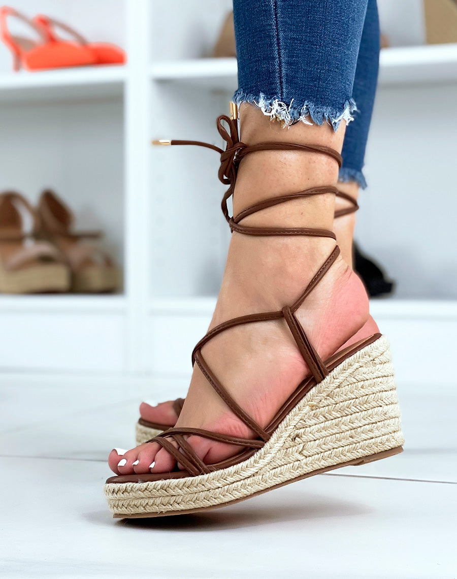 Compensées chocolat à fine lanières et lacets entrecroisés