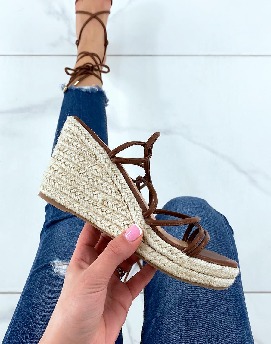 Compensées chocolat à fine lanières et lacets entrecroisés