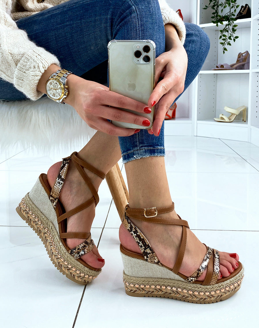 Compensées cloutées à multiples lanières camel effet python