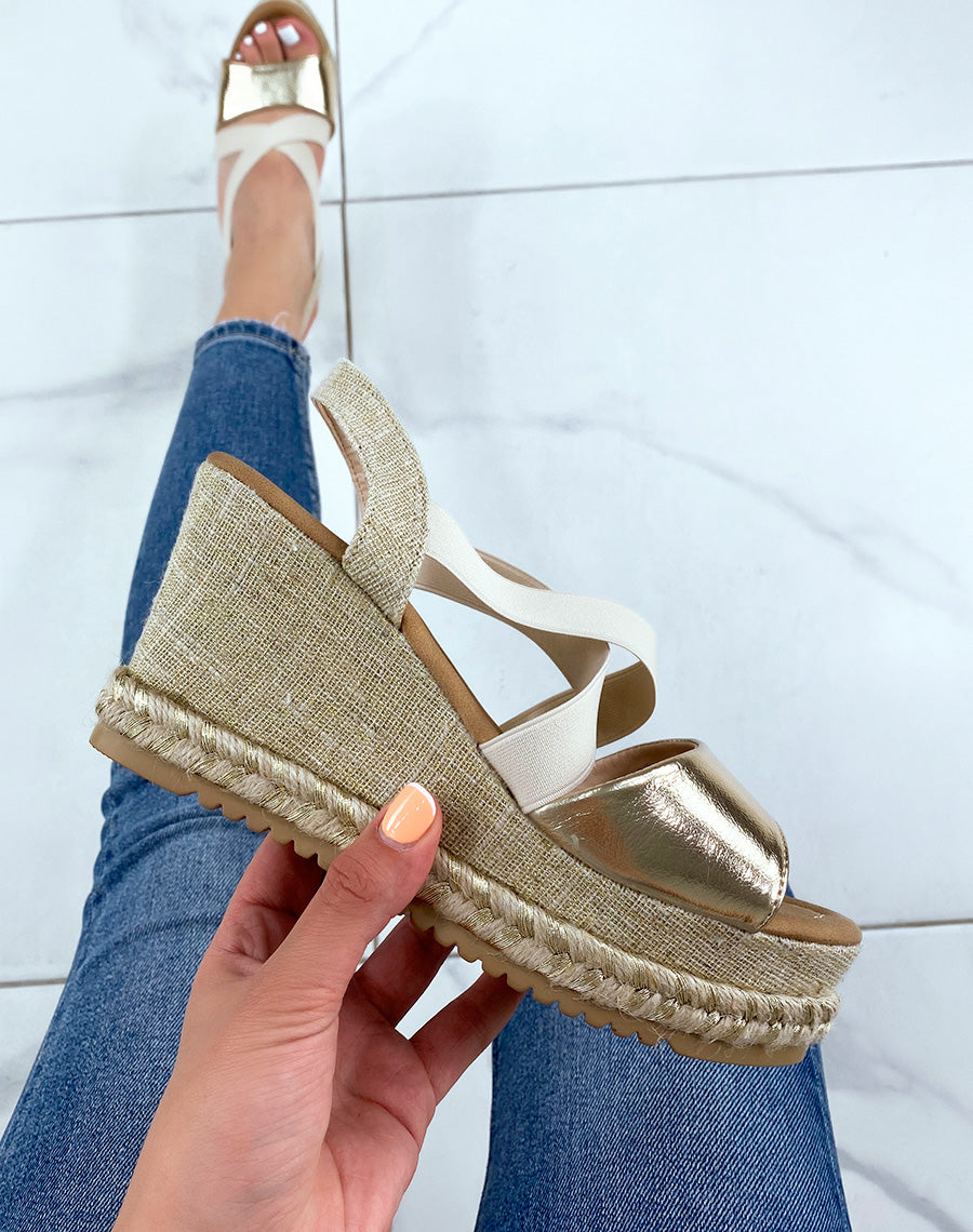 Compensées dorées à élastiques beiges croisés