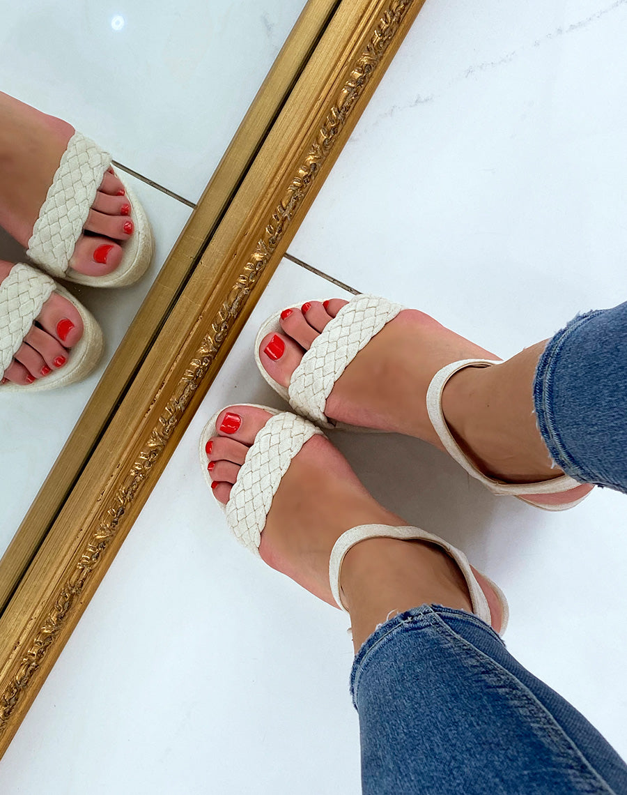 Compensées en suédine beige à bride tressée