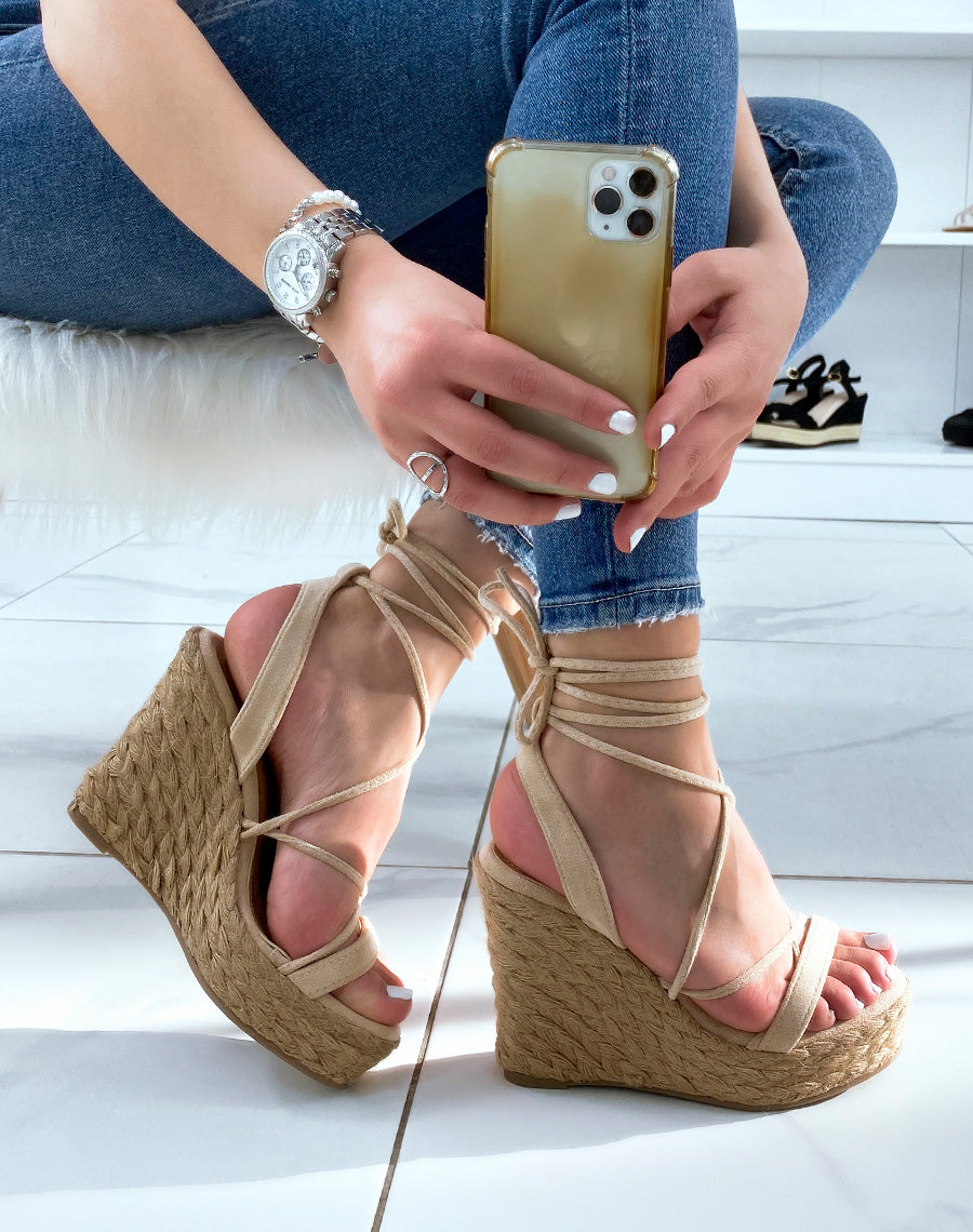 Compensées en suédine beiges à lacets