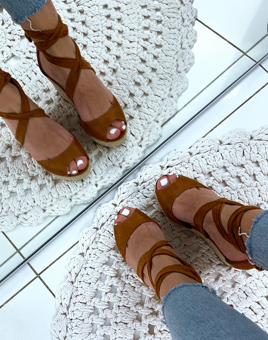 Compensées en suédine camel à lacets entrecroisés