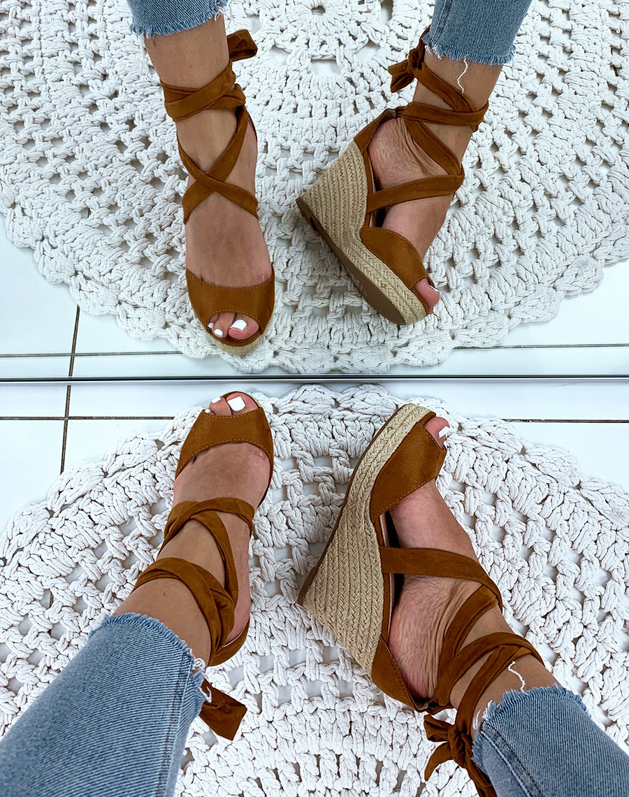 Compensées en suédine camel à lacets entrecroisés