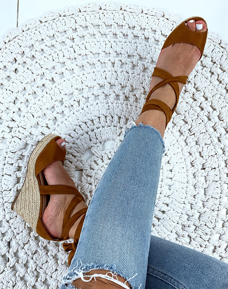 Compensées en suédine camel à lacets entrecroisés