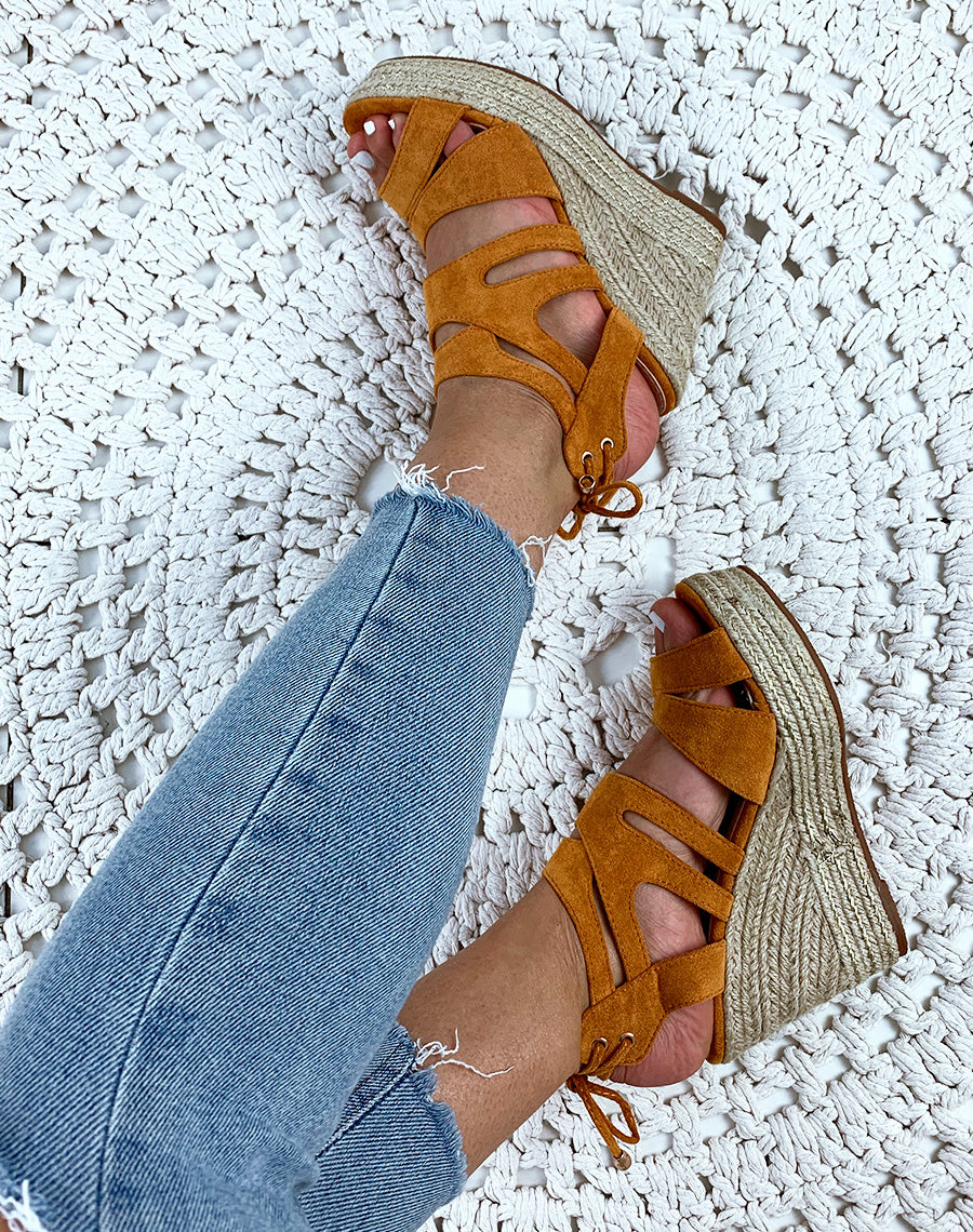 Compensées en suédine camel à multiples brides