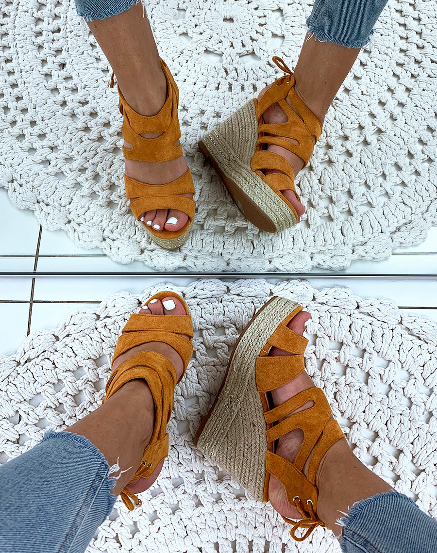 Compensées en suédine camel à multiples brides