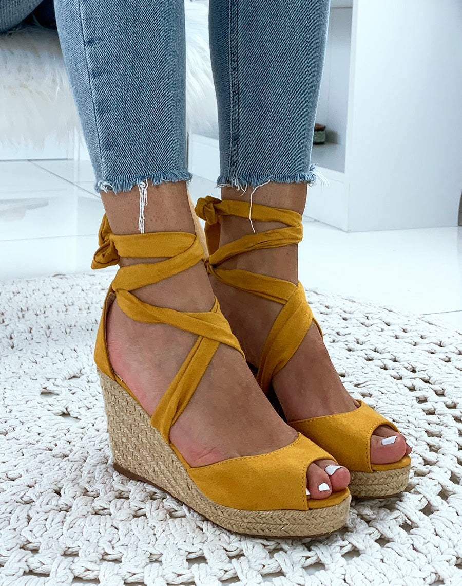 Compensées en suédine jaunes à lacets entrecroisés