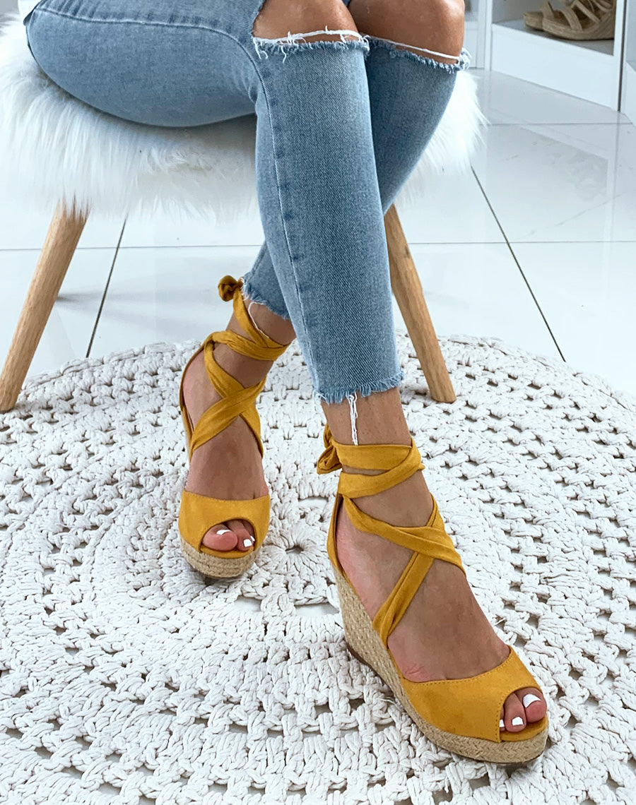 Compensées en suédine jaunes à lacets entrecroisés