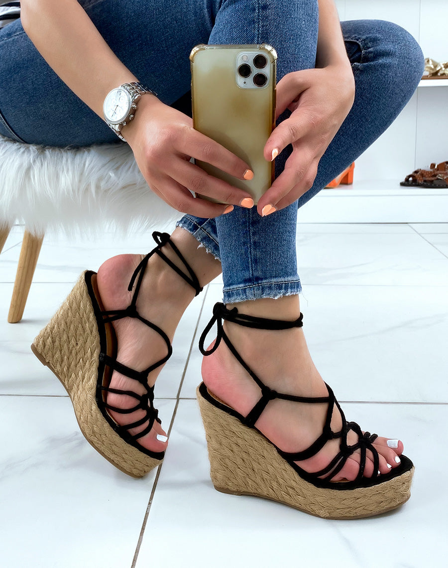 Compensées en suédine noire à talon en jute