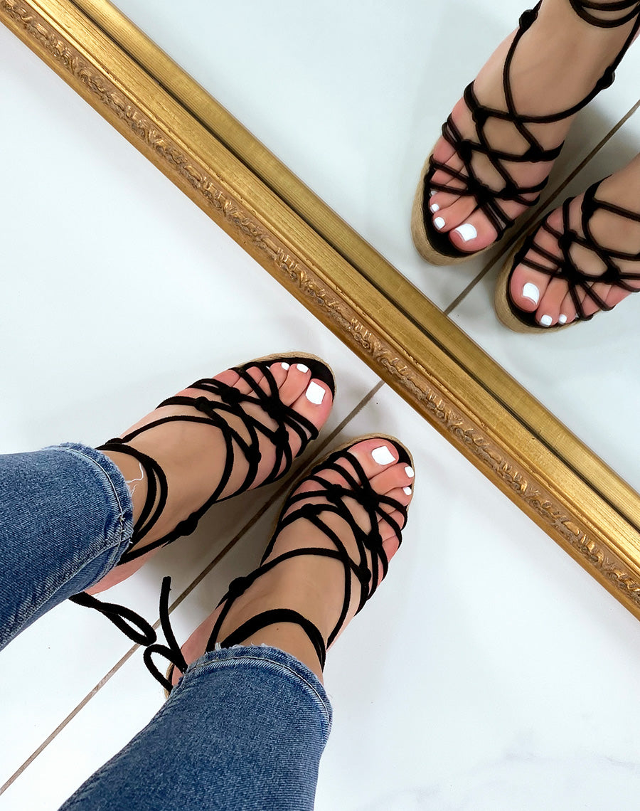 Compensées en suédine noire à talon en jute