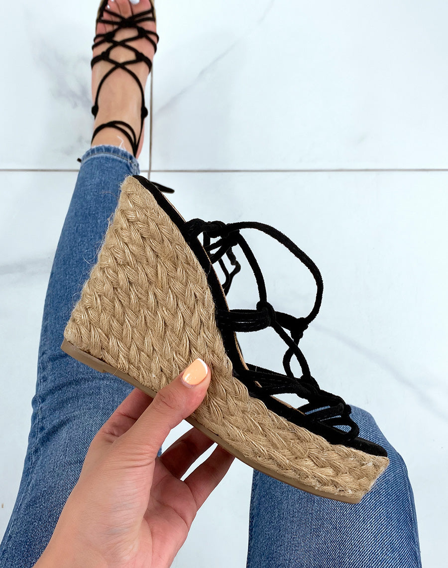 Compensées en suédine noire à talon en jute