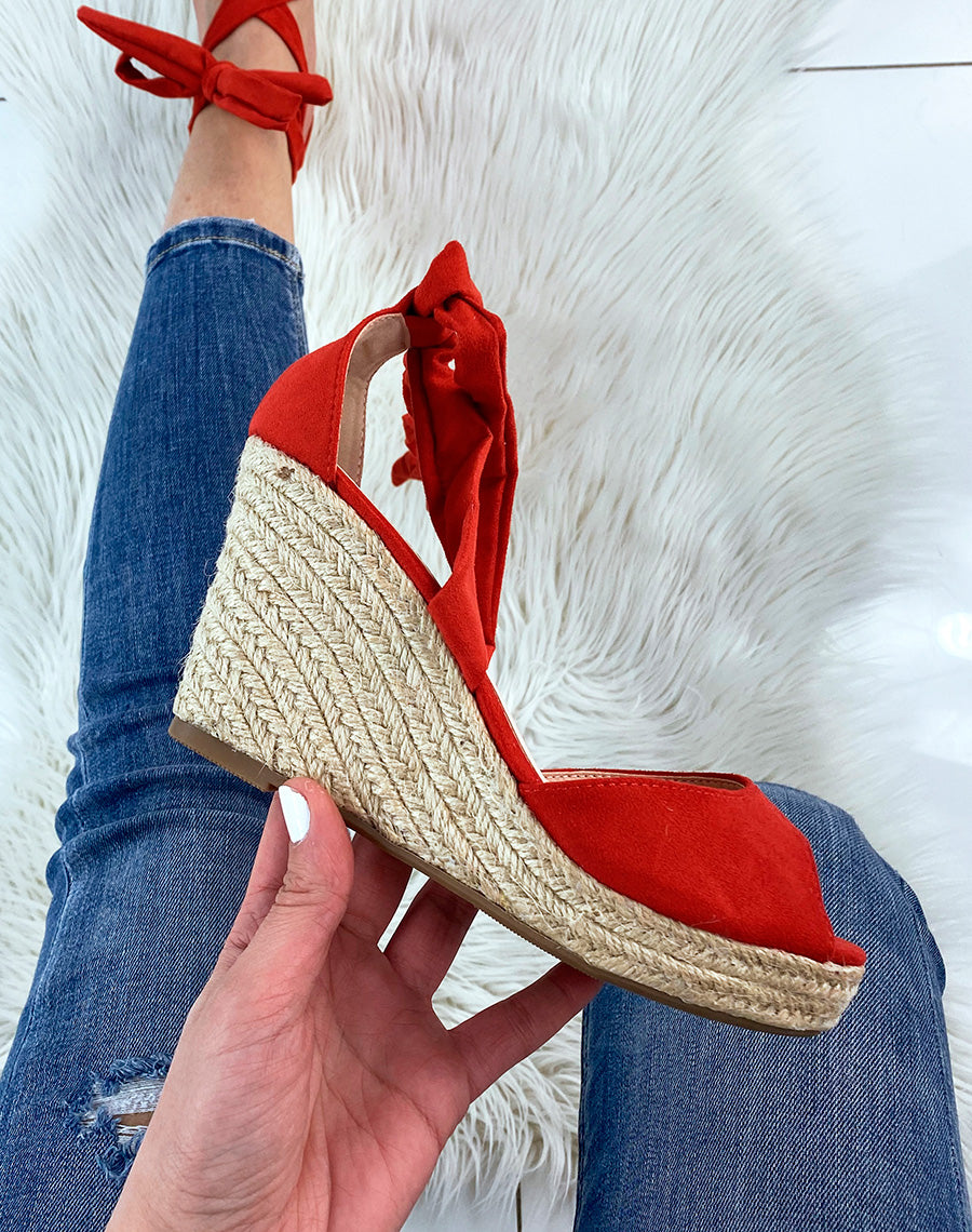 Compensées en suédine rouge à lacet