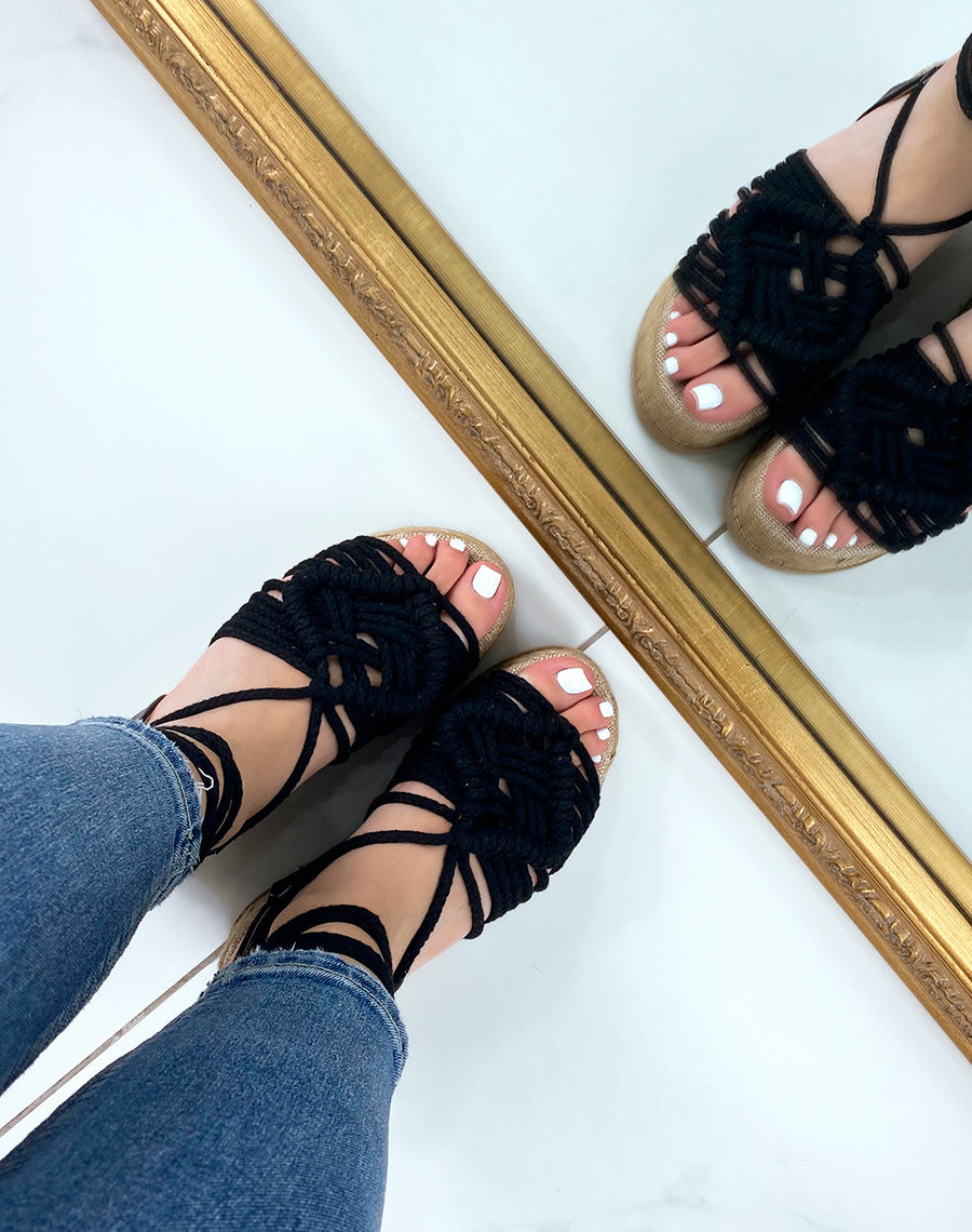 Compensées à longues brides noires et semelle en jute