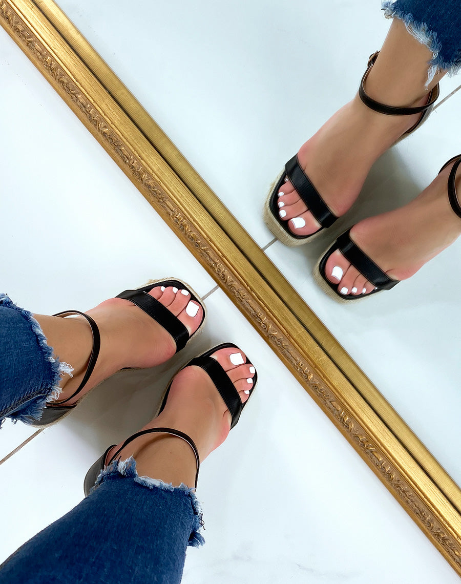 Compensées noires à bout carré et talon haut