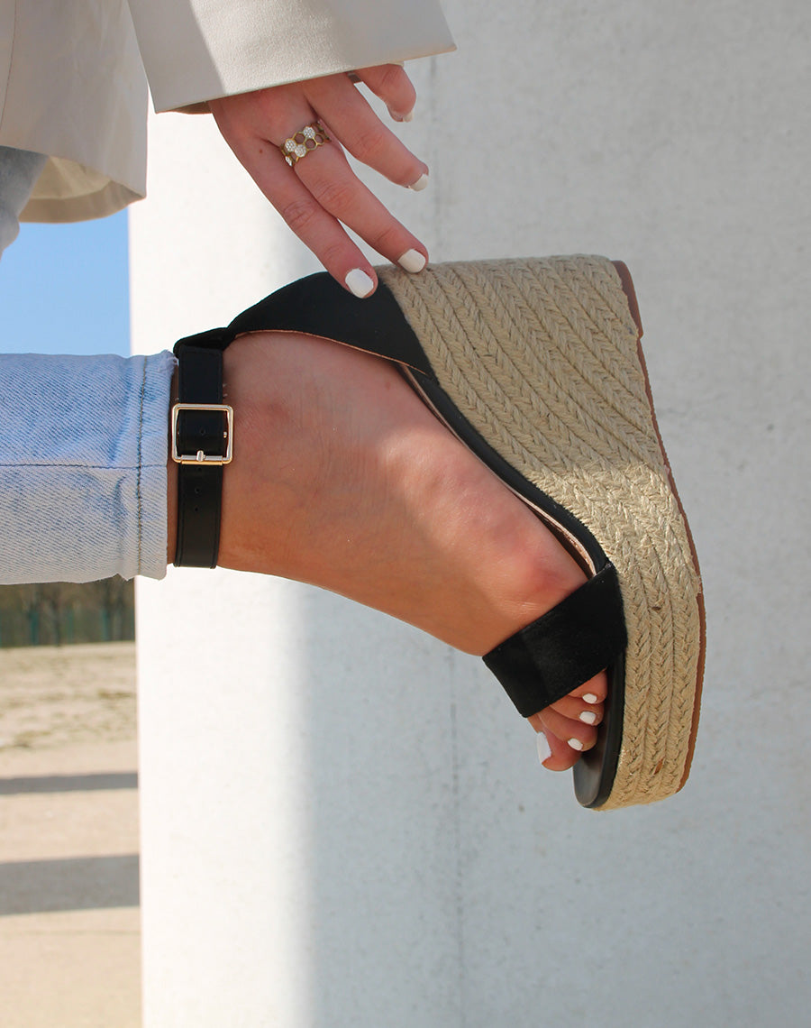 Compensées noires en suédine à talon et lanière ajustable