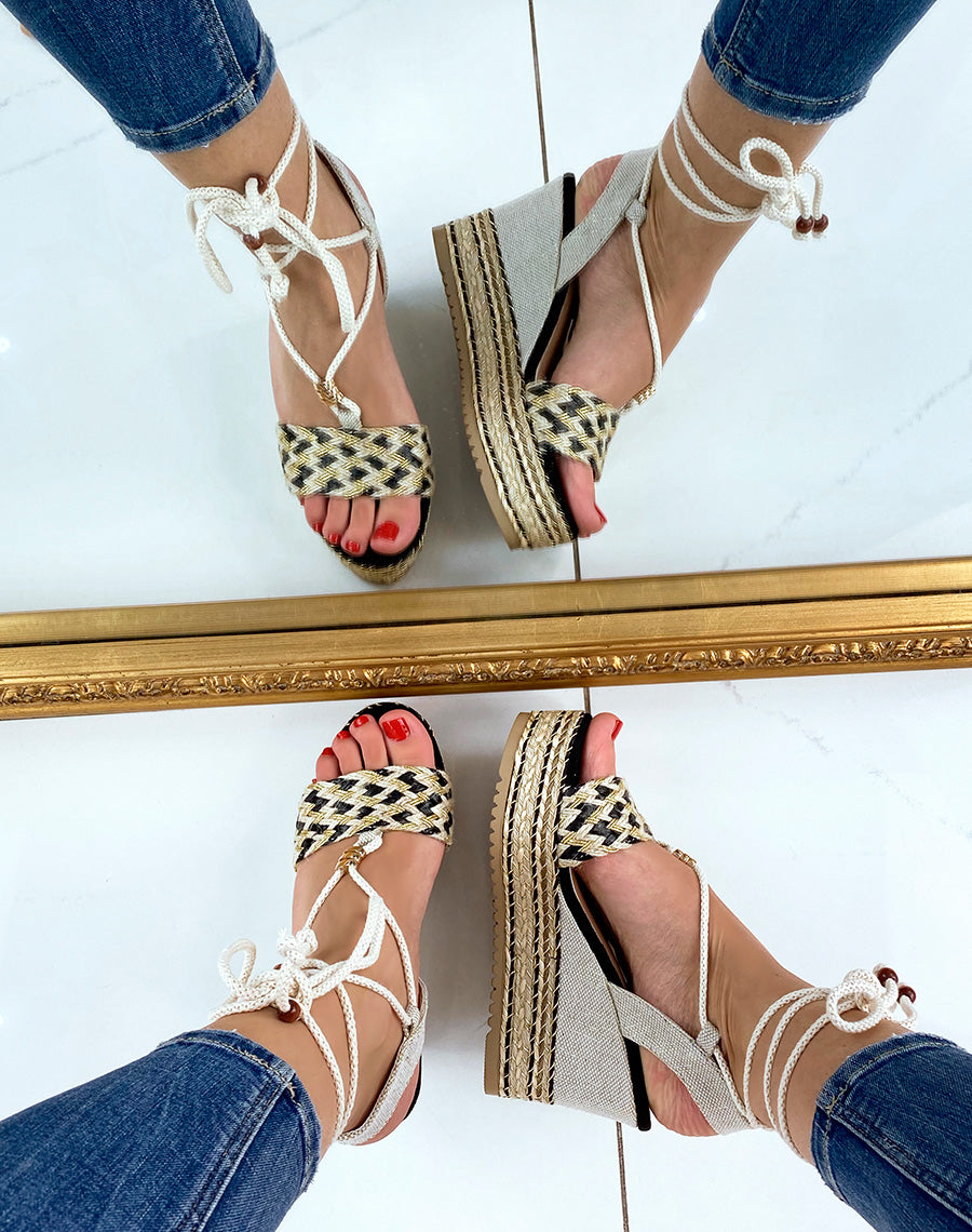 Compensées noires et beiges à détails dorés à lacet