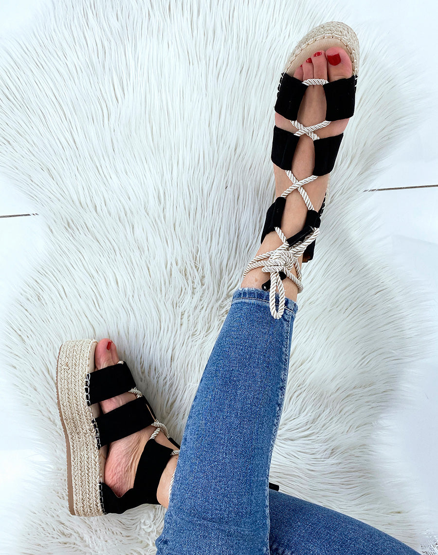 Compensées noires à lacet et semelle en toile de jute