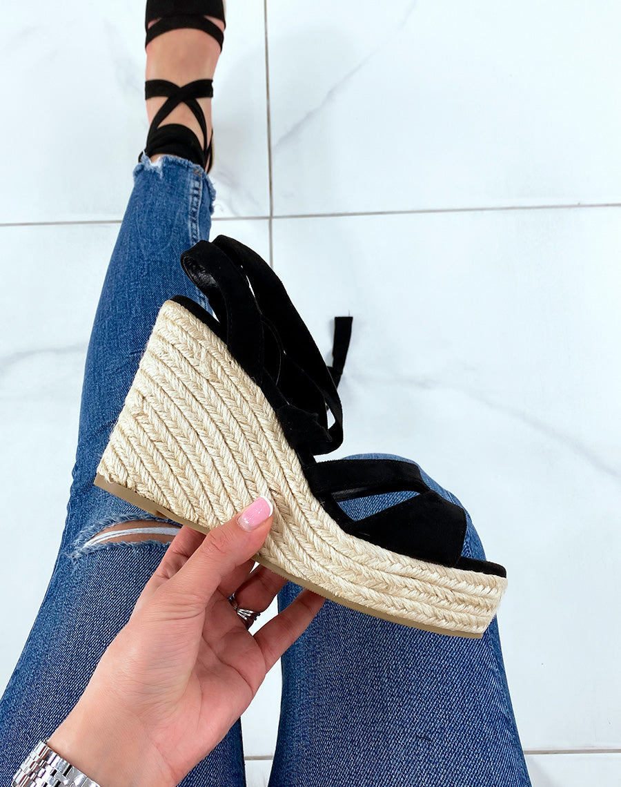 Compensées noires à long lacet