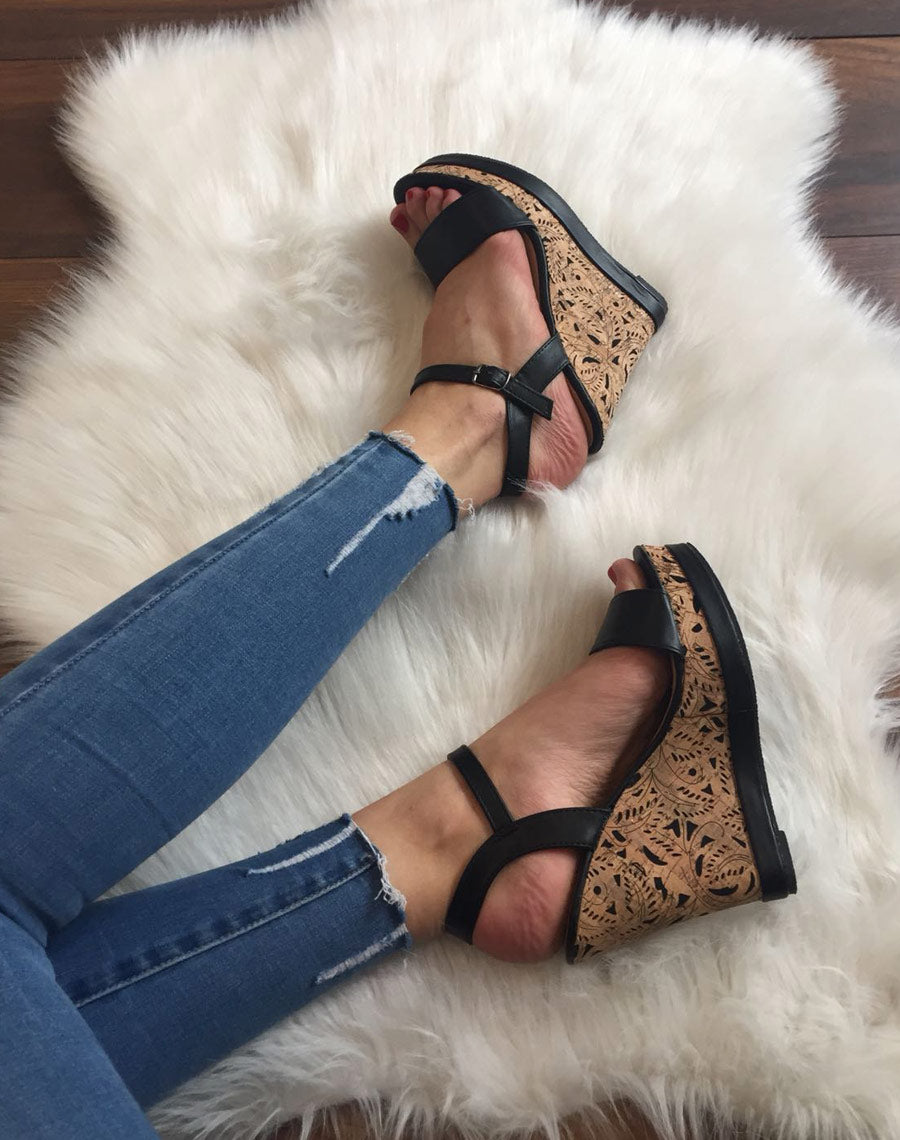 Compensées noires ornées de fleurs