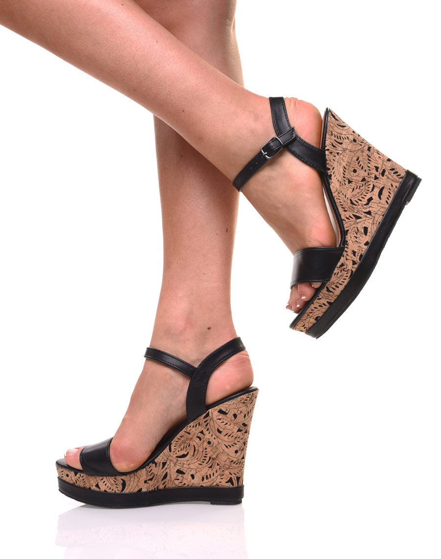 Compensées noires ornées de fleurs