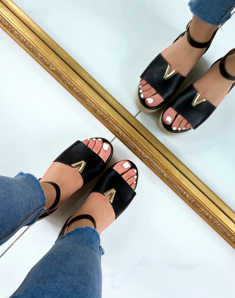 Compensées noires plates à détail V doré