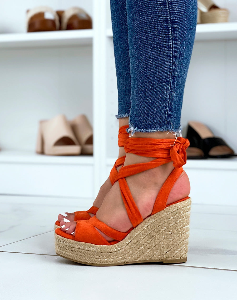 Compensées orange à long lacet