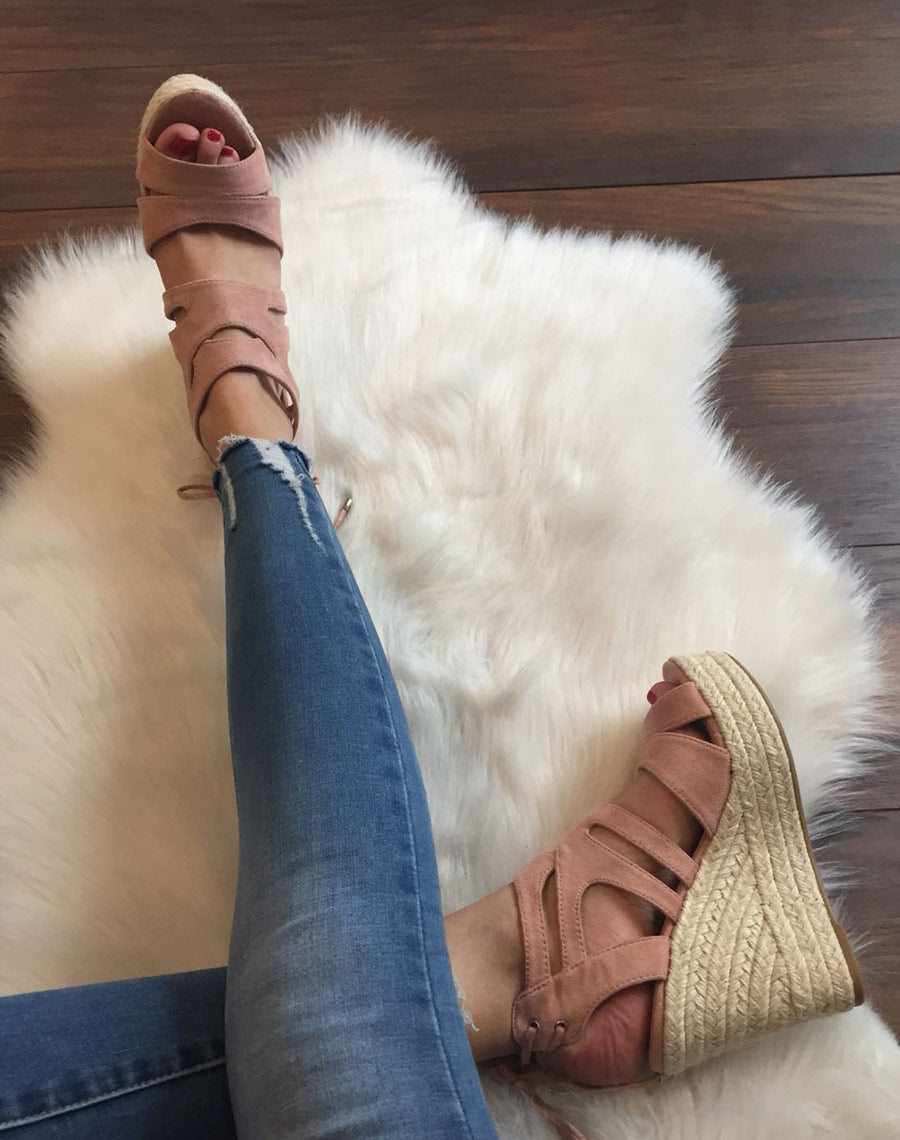 Compensées ouvertes en suédines rose