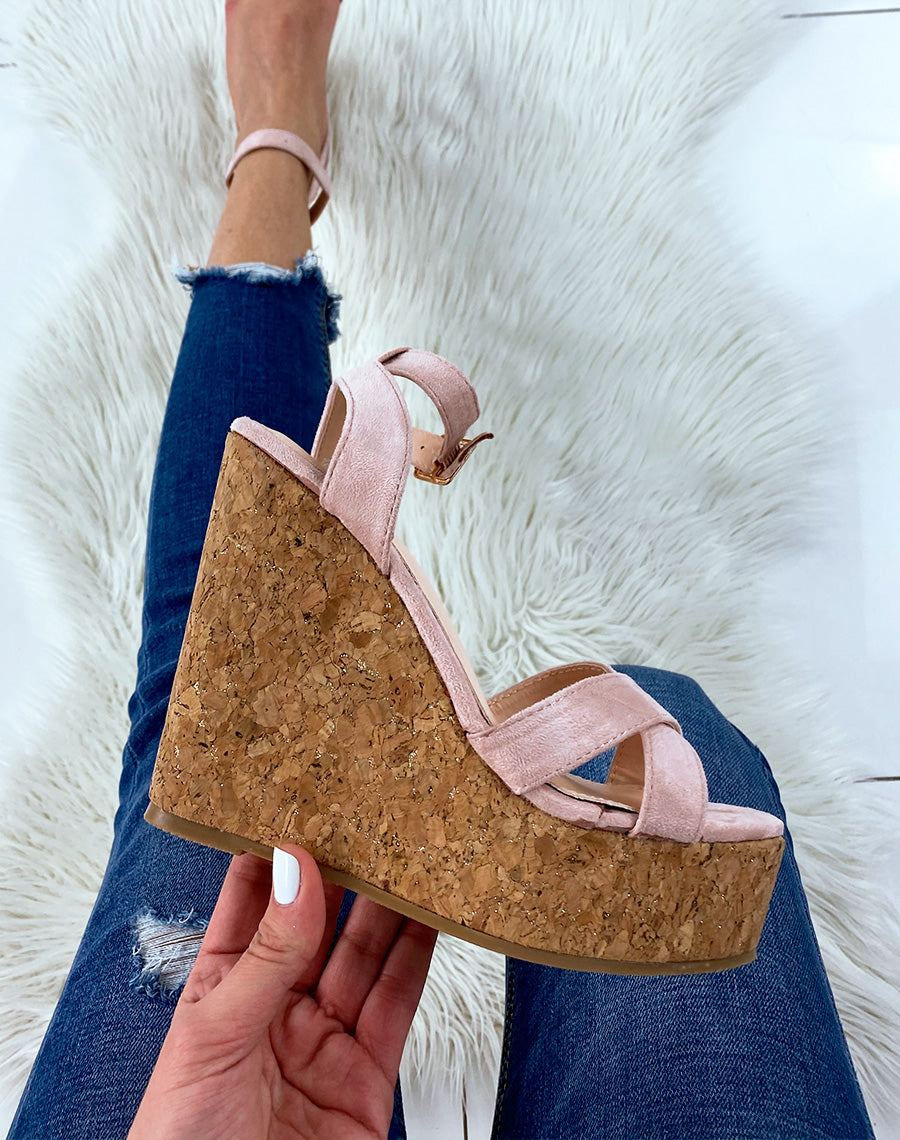 Compensées rose pastel en suédine à brides croisées