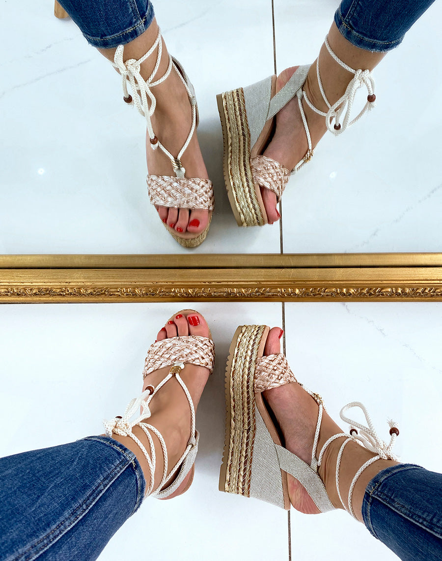 Compensées rose poudré à détails rose gold et dorés à lacet