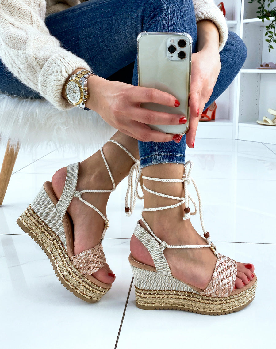 Compensées rose poudré à détails rose gold et dorés à lacet