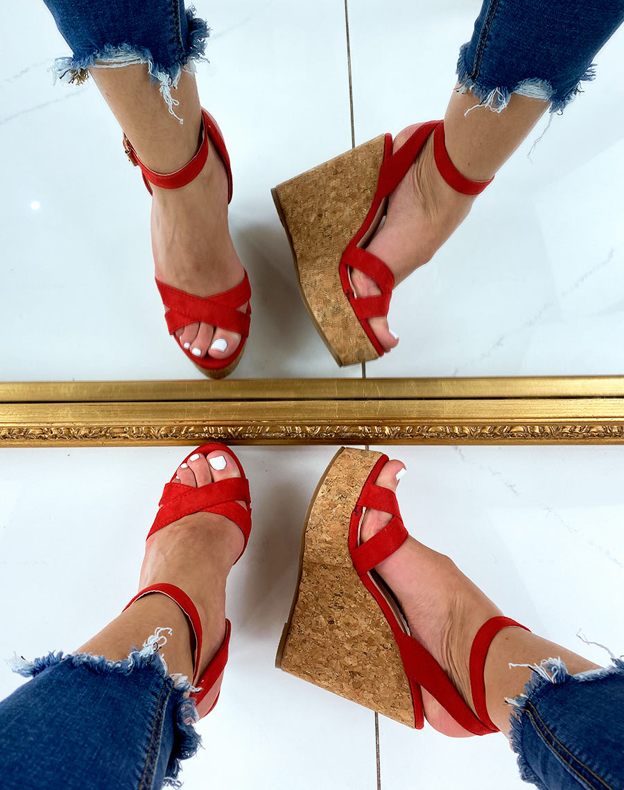 Compensées rouges en suédine à brides croisées