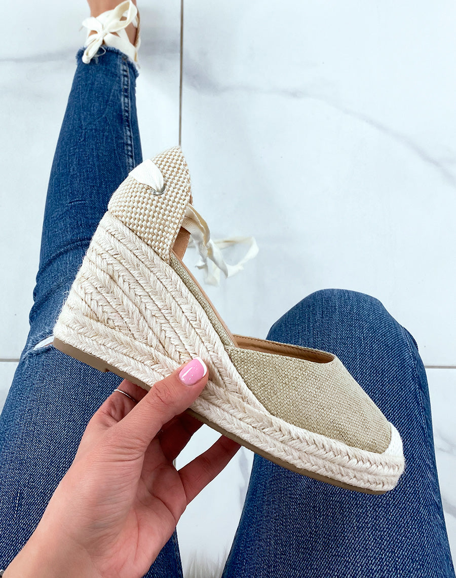 Compensées style espadrilles en toile beige foncé à lacets