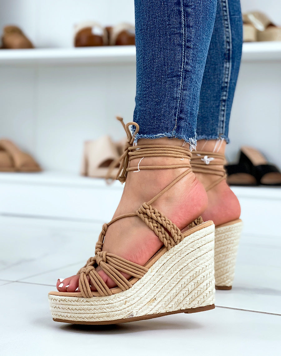 Compensées tressées beiges à lacet