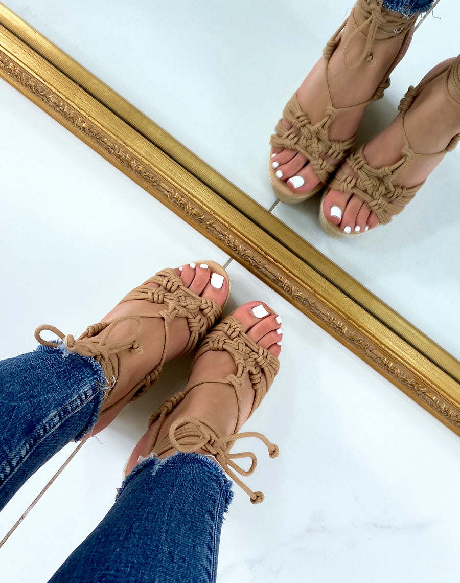 Compensées tressées beiges à lacet